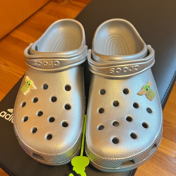 CROCS/Disney Grogu Clogs Size 13. Brand New Never Worn!!!! - Picture 3 of 10